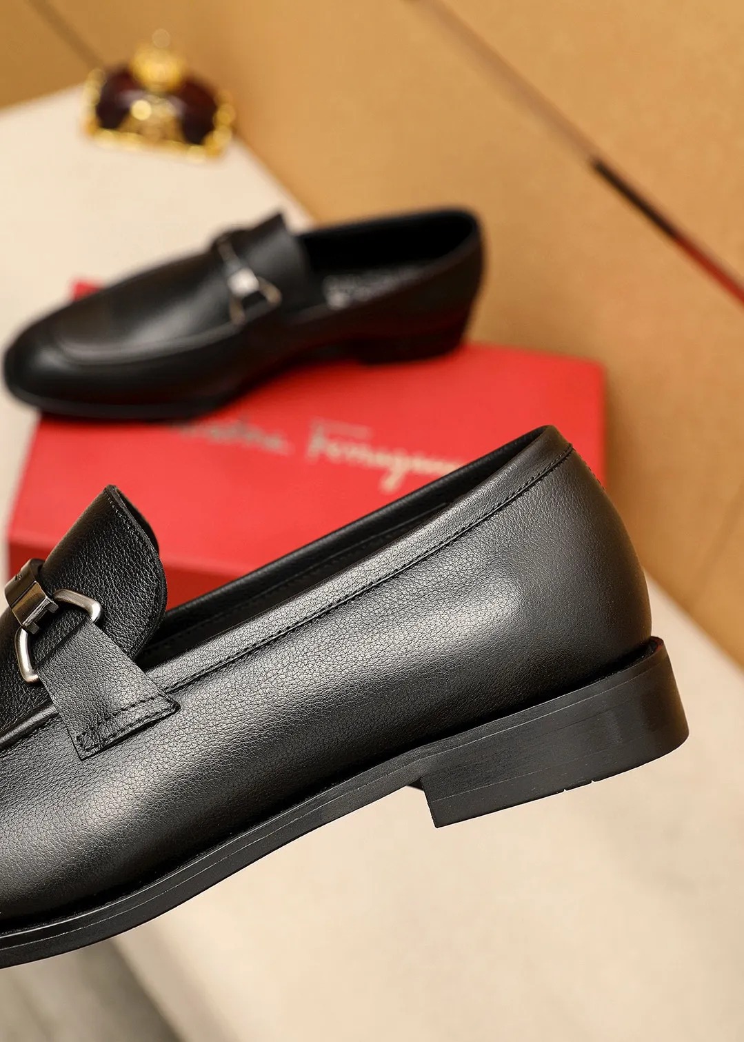 Men's shoes 💰480 💐 Product trademark: Ferragamo "Ferragamo" casual leather shoes Regular size: 38-44 (45.46🉑️customized) Product materials: Selected imported first-layer calfskin upper + luxury hardware buckle, imported water-dyed cow leather lining. Strong three-dimensional visual effect, original rubber outsole Color: 3⃣️colors available